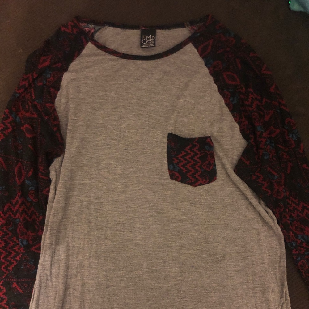 Gray patterned top - Picture 2 of 3